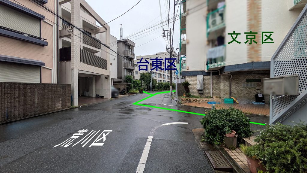 さらに進むと、荒川区から、文京区千駄木と台東区谷中が接する付近へ入ります。ここでも区境をまたぎながら進む形になります。
なお、写真上の緑色の線は、位置関係をわかりやすくするために、私が道路の中央付近を目安に引いたものです。正確な区境を示すものではありませんので、あくまで参考としてご覧ください。