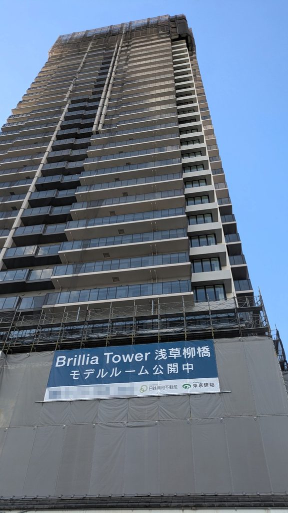 先ほど迂回した建設中の高層マンションが大きくそびえています。