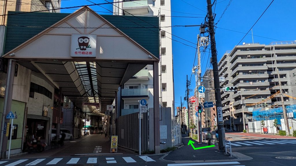 佐竹商店街、かつて「佐竹家上屋敷・佐竹っ原跡」の案内板が設置されていました。
清洲橋通りの歩道を北へ進み、佐竹秋葉神社へ向かいます。