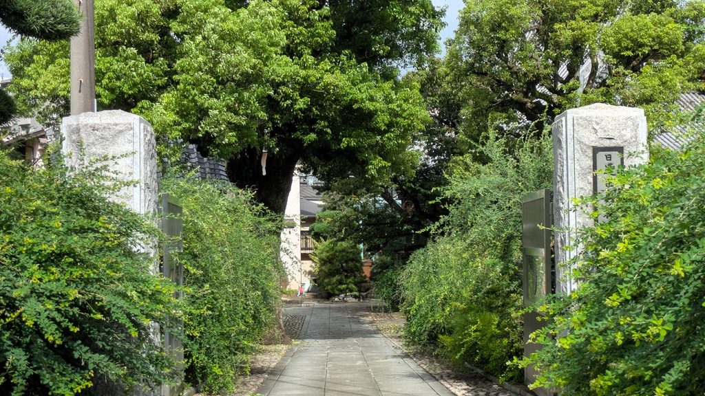さらに進むと、今度は右手に宗林寺の山門が現れます。