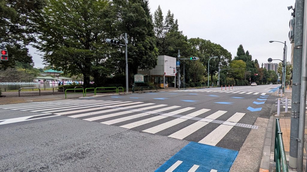 上野警察署池之端交番前の横断歩道付近は、かつての花見橋跡とされる場所です。