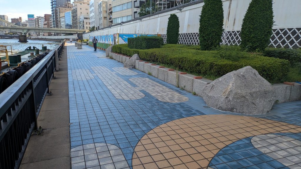 右手には植え込みと大きな石が配置されています。どこか橋を意識したようにも見えるデザインですが、写真だけでは橋跡を示すものかどうかまでは断定できません。