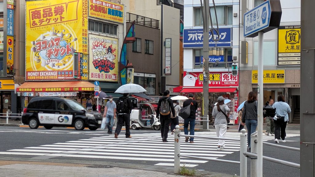上野四丁目交差点まで進み、左手の横断歩道を使って中央通りを渡ります。