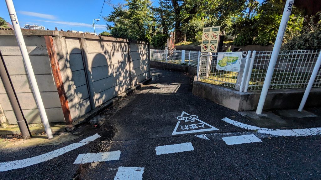 そのまま染井霊園の外周に沿って進みます。右手のフェンス越しには、案内図で「谷戸川土手」と記されている園内部分が続きます。