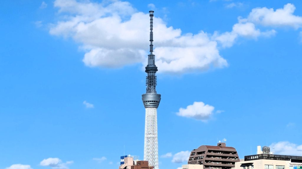 最後に、隅田川の向こうにそびえる東京スカイツリーを眺めます。
