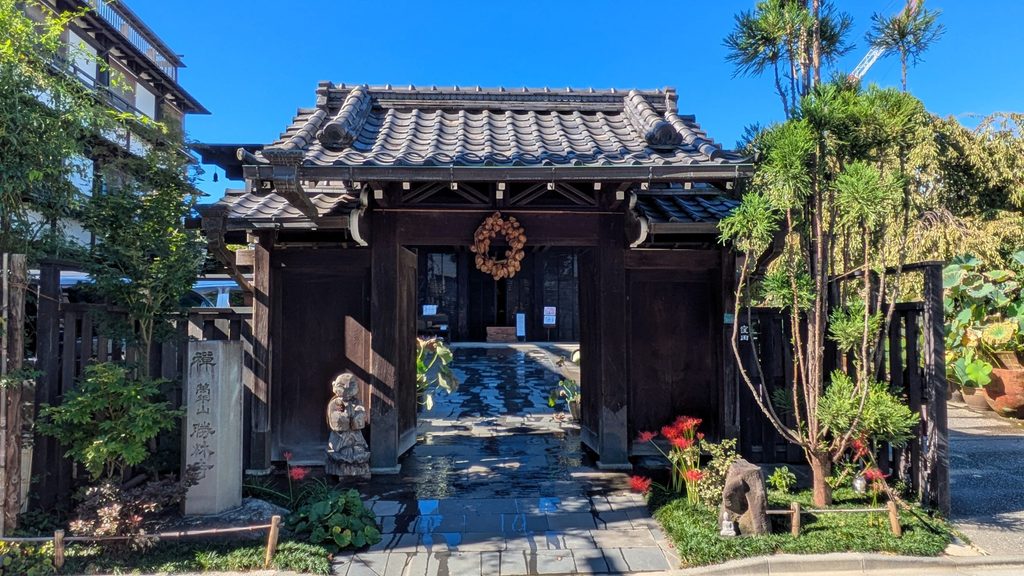 右手に勝林寺の山門があります。山門を見ながら、そのまま道を進みます。