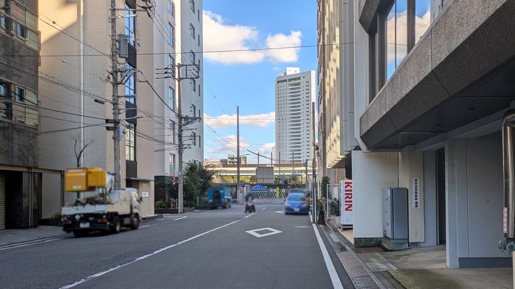 正面に大きな設備が見えてきます。見た目は水門や排水施設のようですが、写真だけでは設備名までは断定できません。