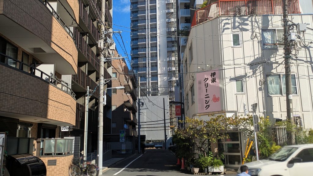 道の先には、建設中の高層マンションが立ちはだかるように見えます。そのまま直進することはできないため、ここから少し迂回します。