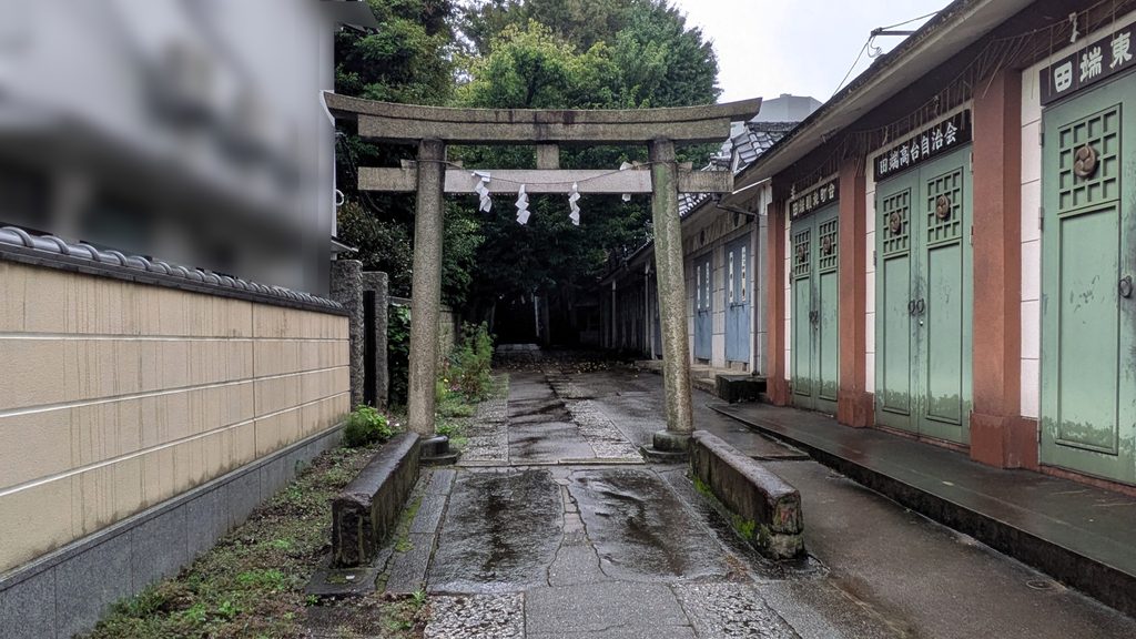 一の鳥居付近には、谷田川の暗渠化に伴って移設された谷田橋本体とされる石橋があります。