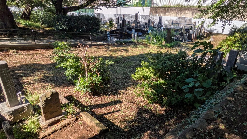 案内板付近から、周囲より一段低くなっている長池跡の窪地を確認できます。