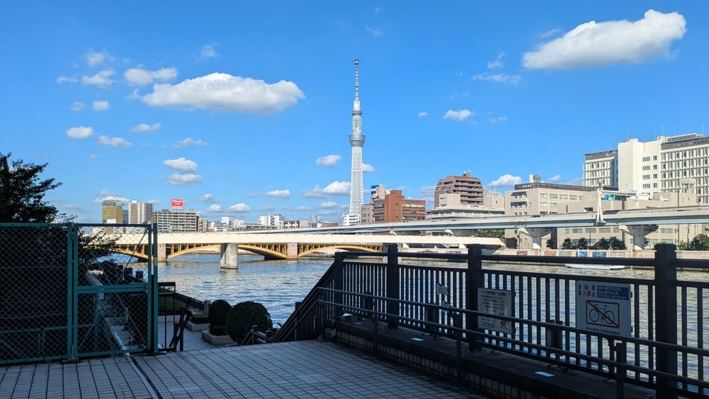 階段を上ると視界が開け、目の前に隅田川が広がりますその向こうには東京スカイツリー。
