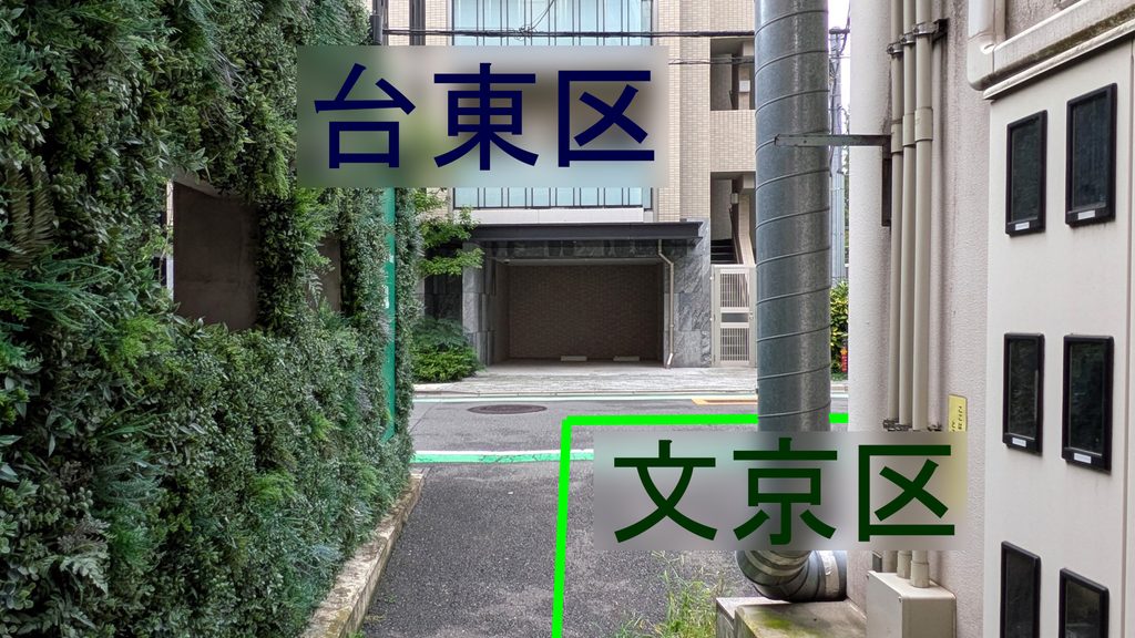 細い道を進むと横道に突き当たります。そのまま直進することはできないため、ここから少し迂回します。
なお、写真上の緑色の線は、位置関係をわかりやすくするために、私が道路の中央付近を目安に引いたものです。正確な区境を示すものではありませんので、あくまで参考としてご覧ください。