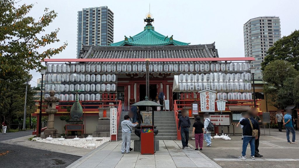 天龍橋を渡った先にある、不忍池辯天堂へ向かいます。 不忍池の中之島に建つお堂で、現在も多くの参拝者が訪れています。