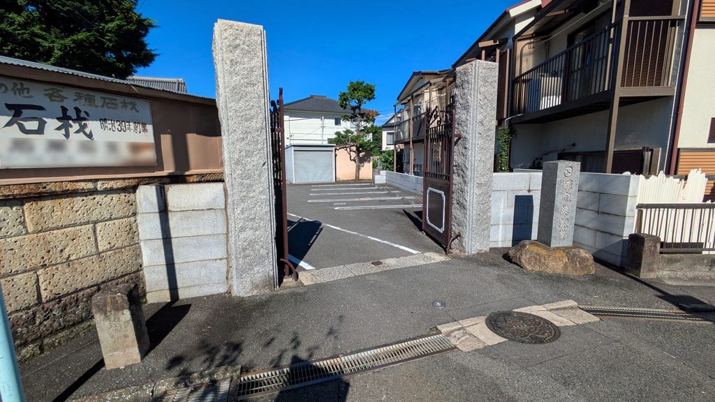 左手に慈眼寺の参道・入口を見ながら進みます。